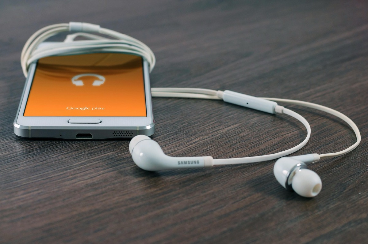 Moderne IT-Gadgets wie Smartphone und Kopfhörer