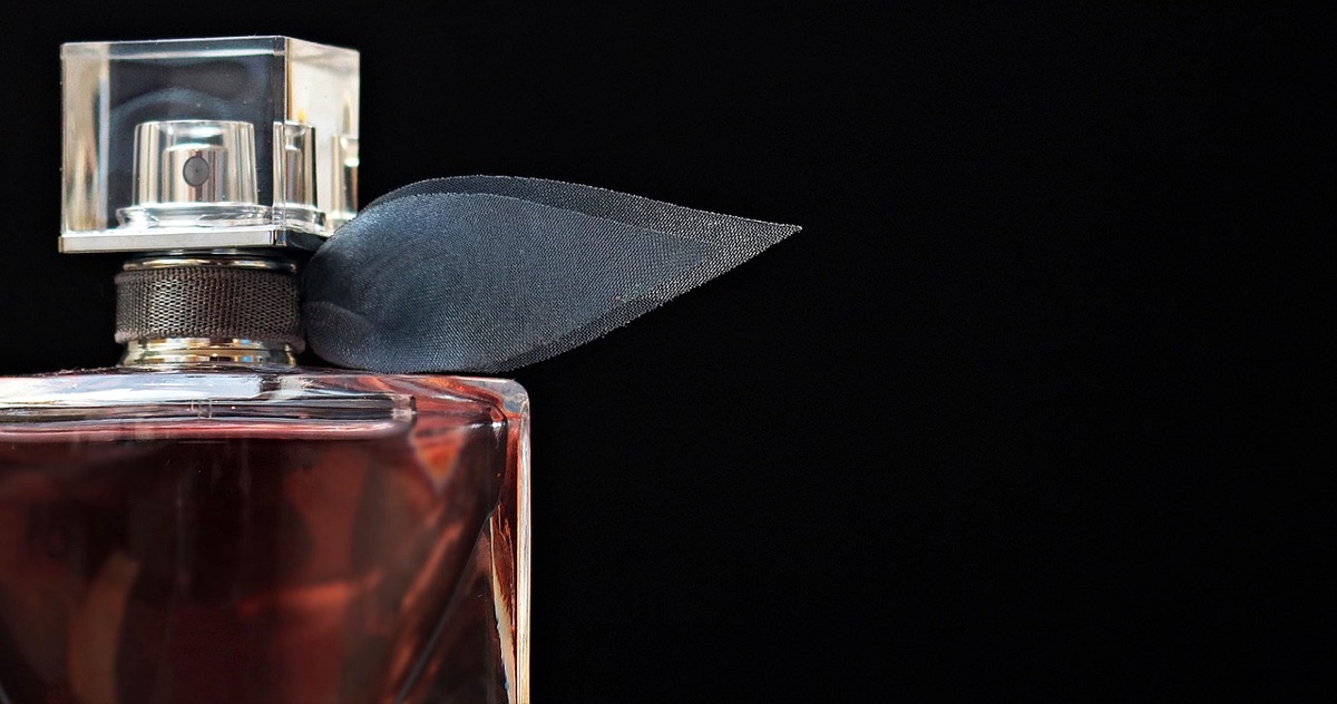 Un flacon de parfum de luxe et un écrin à bijoux.