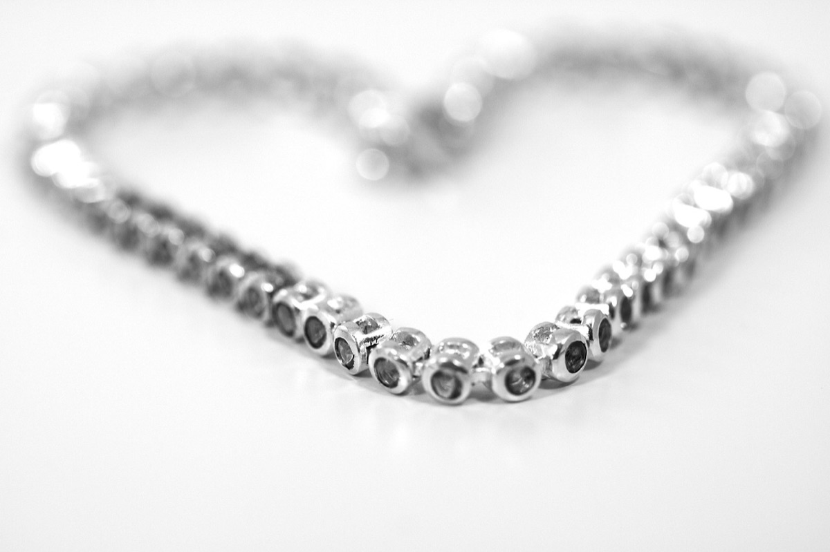 colar de diamante elegante em uma caixa de joias