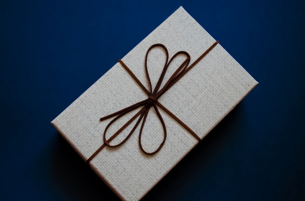 emballage cadeau moderne avec tons neutres