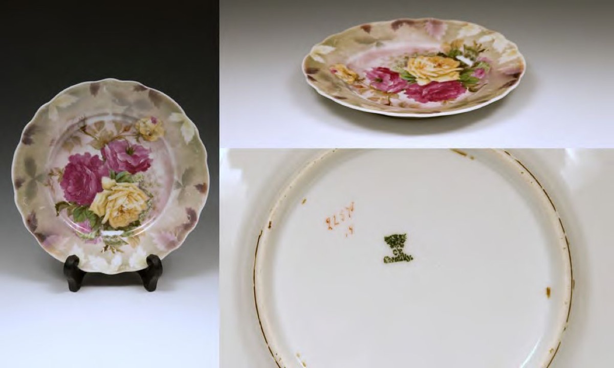 una tazza ceramica con motivi floreali