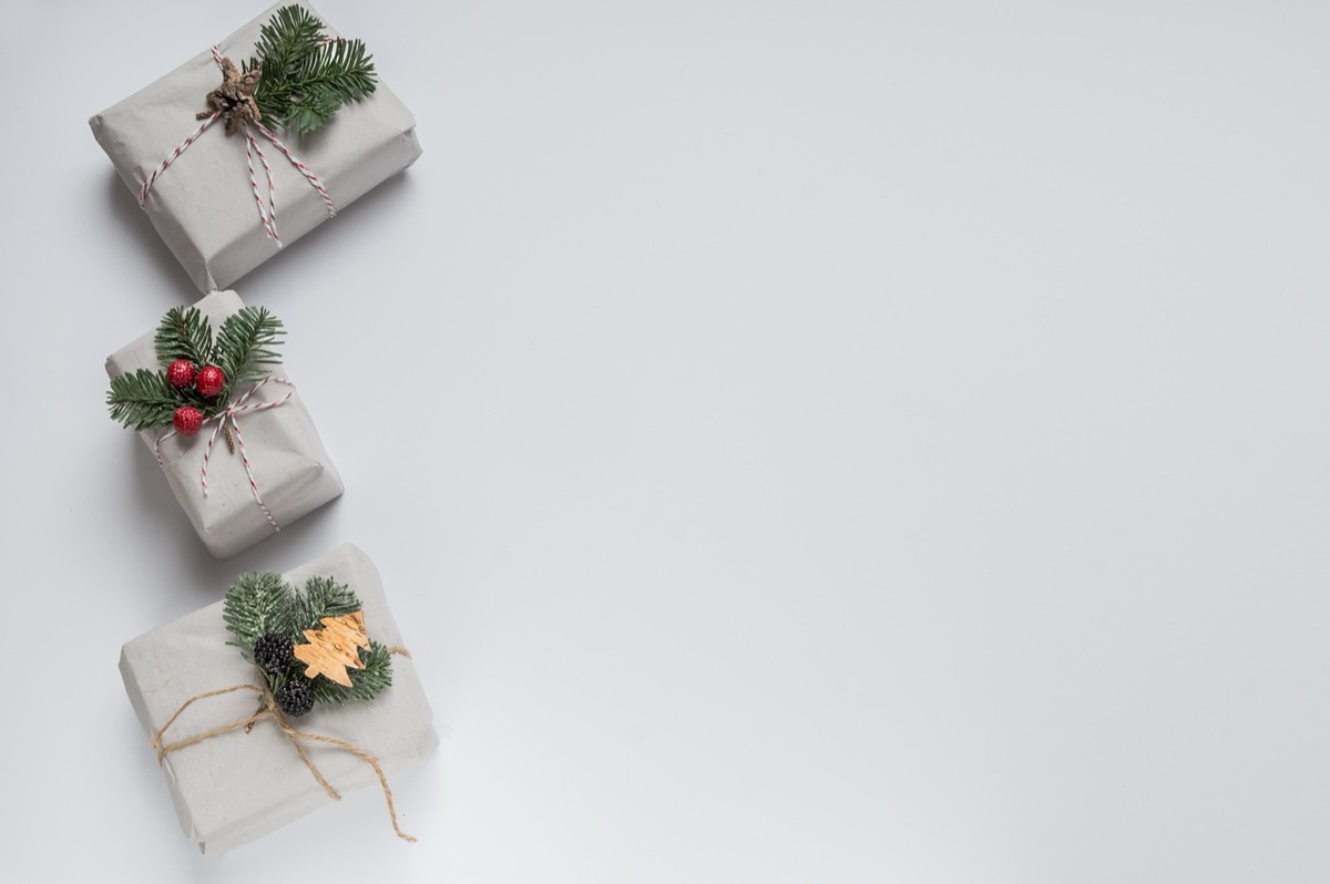 scomparto regalo minimalista con interni colorati