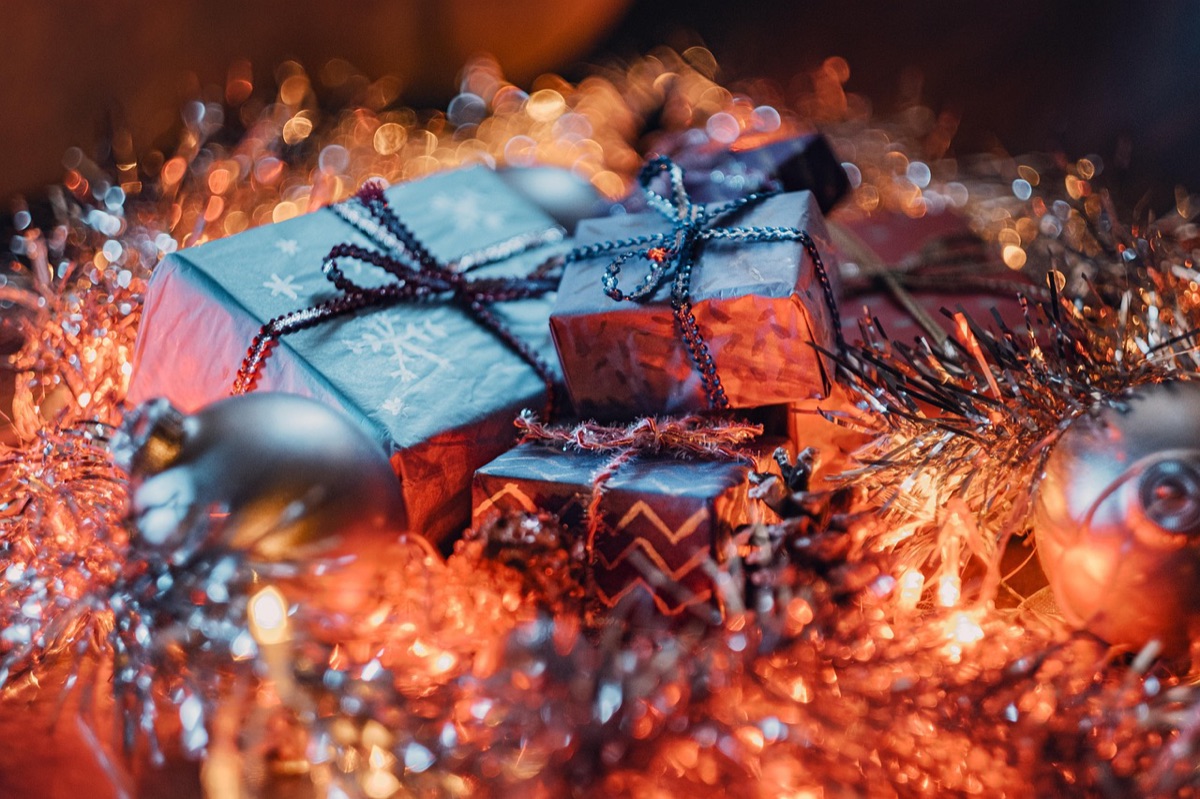 Geschenkverpackung mit roten und grünen Streifen