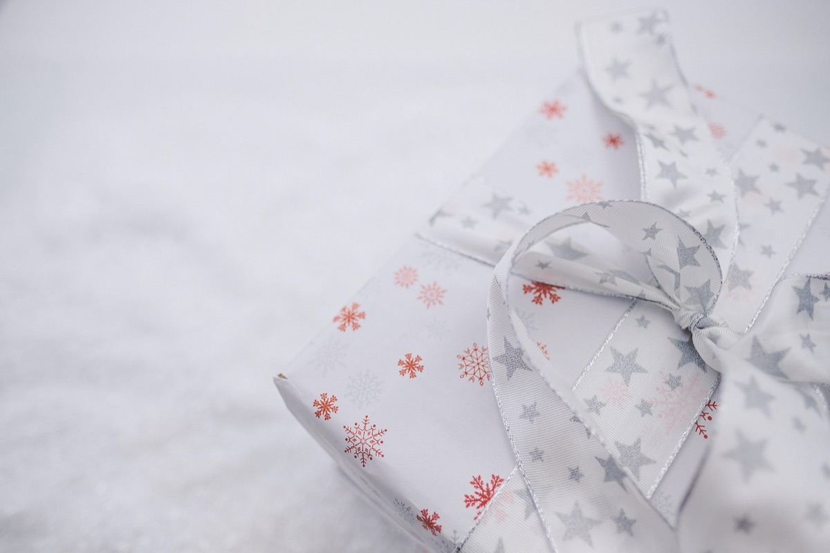 Geschenkmappe mit weihnachtlichen Dekorationsstücken