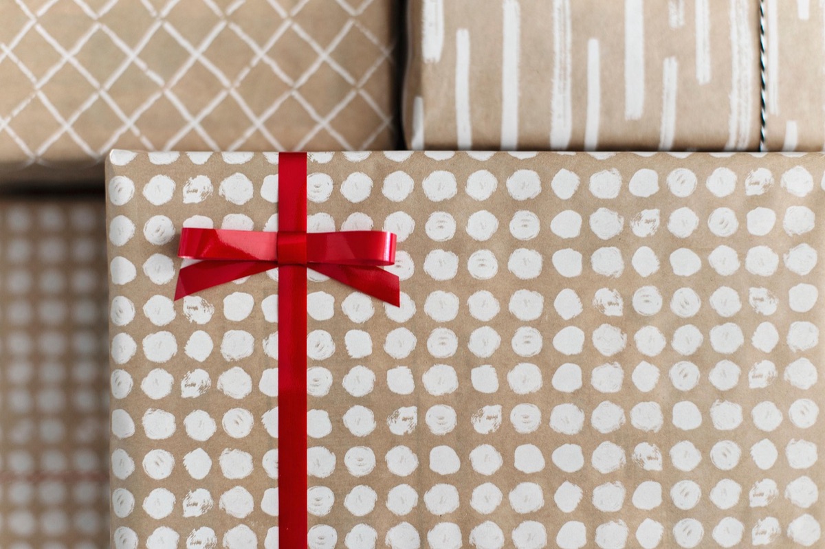Nota de regalo escrita a mano en papel blanco