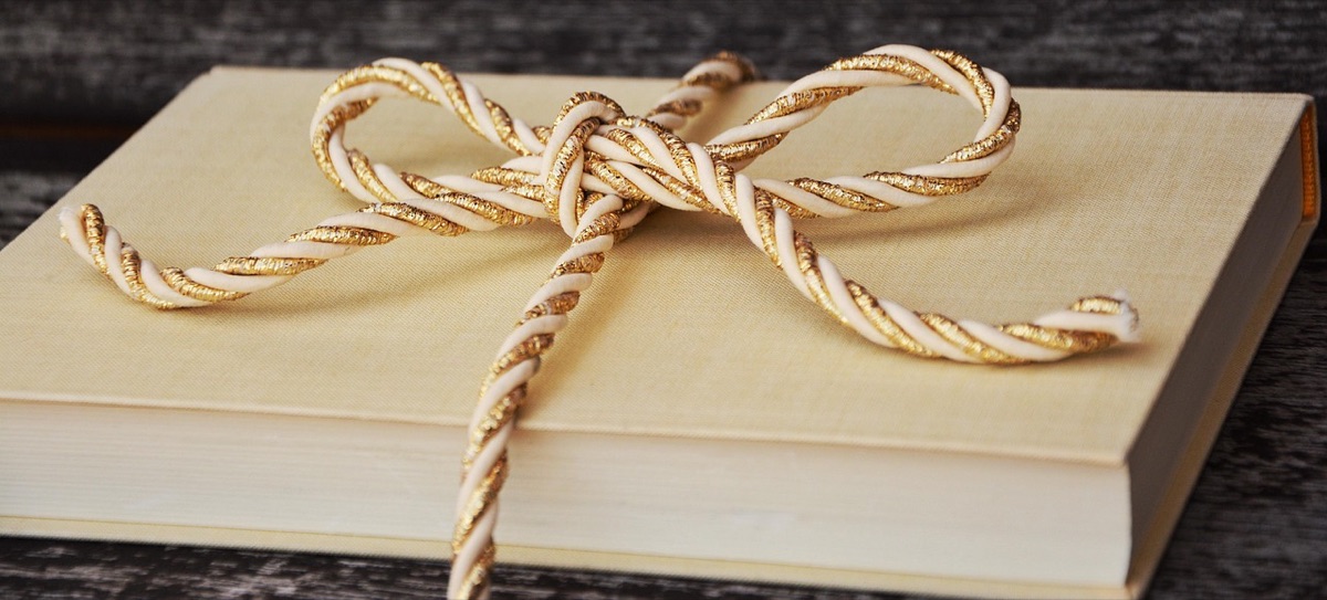 carta per avvolgere un regalo con dettagli dorati