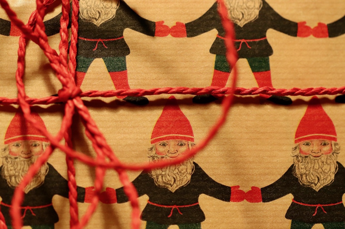 kerstcadeau verpakt in witte papier