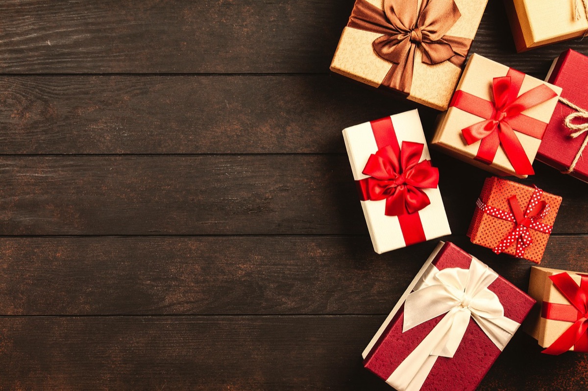 caixa de presente com decorações de natal
