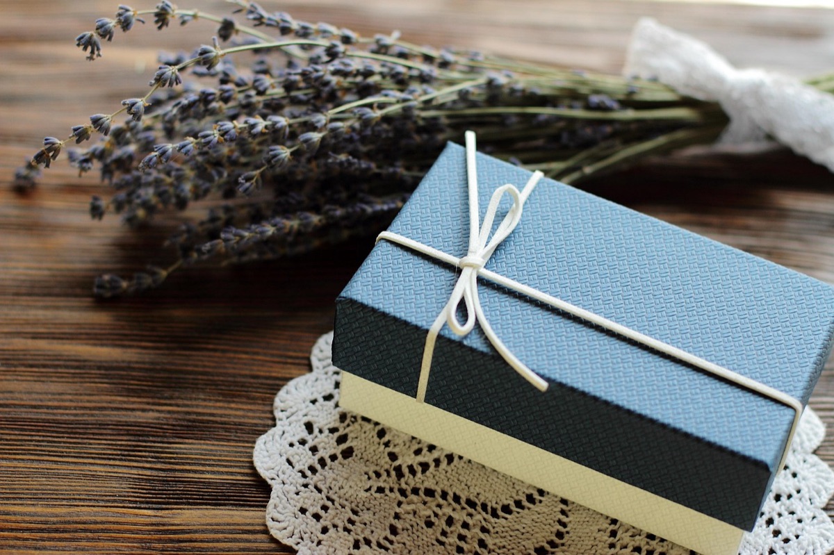 caja regalo con cinta