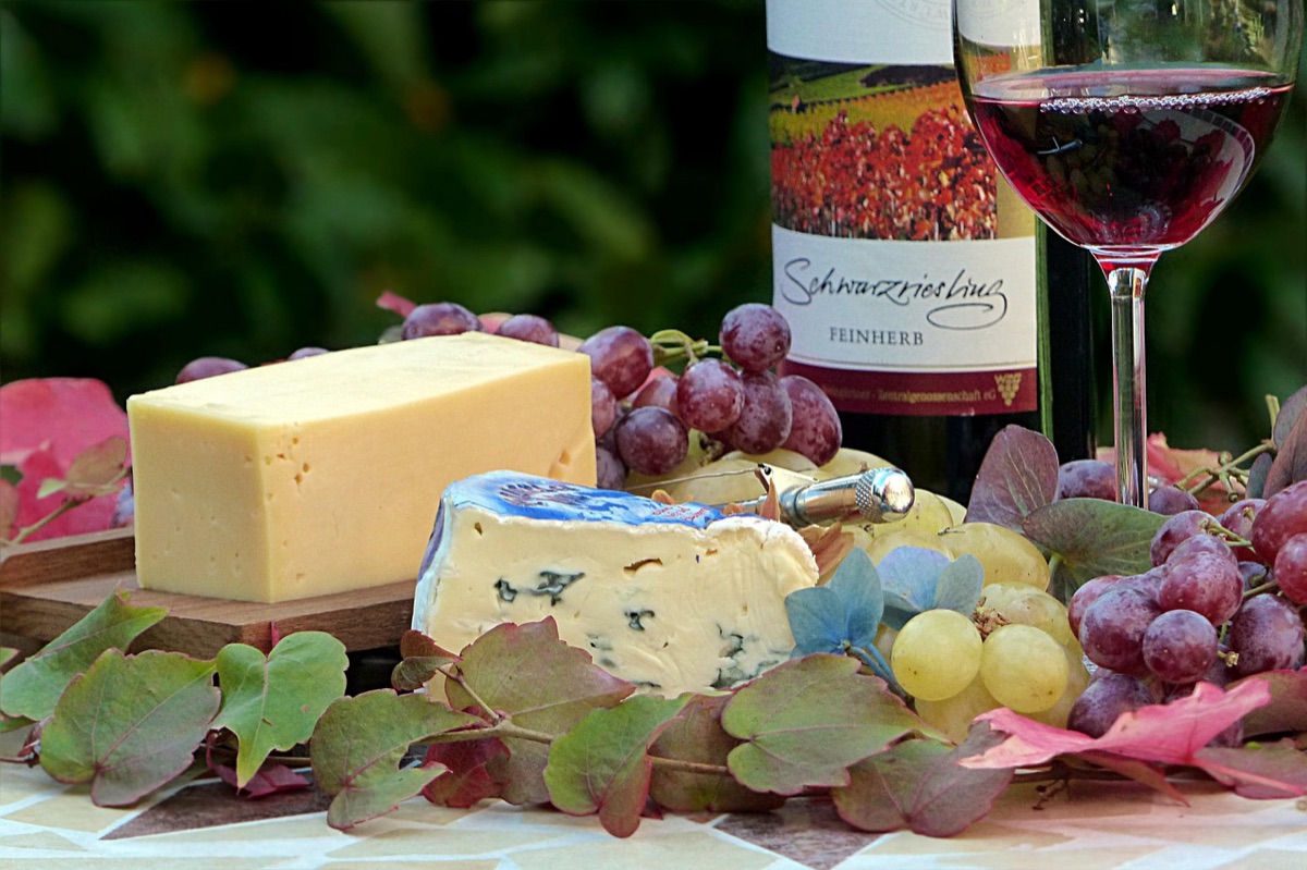 cartera de regalo con vino y queso
