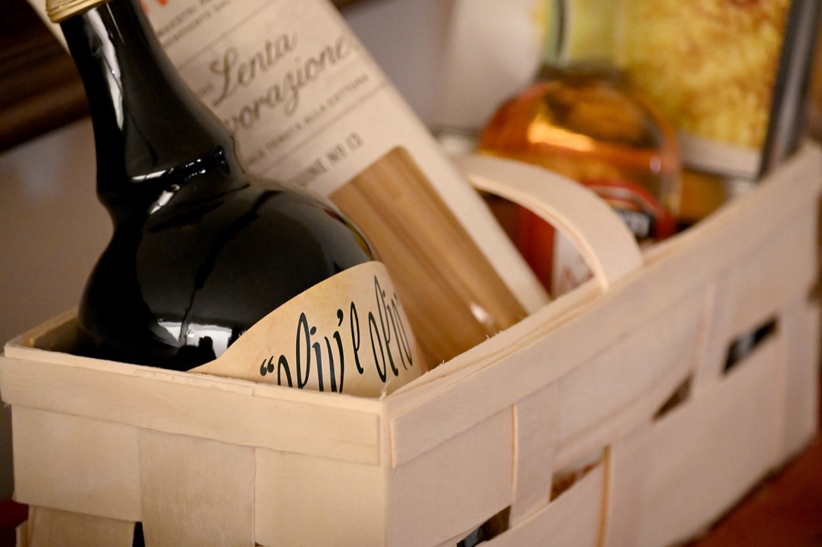 Sachet de cadeaux avec flutes de champagne