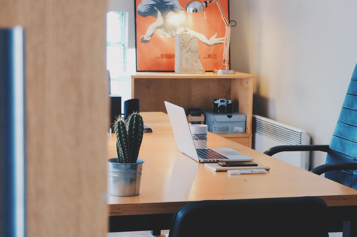 mesa de oficina con decoración minimalista
