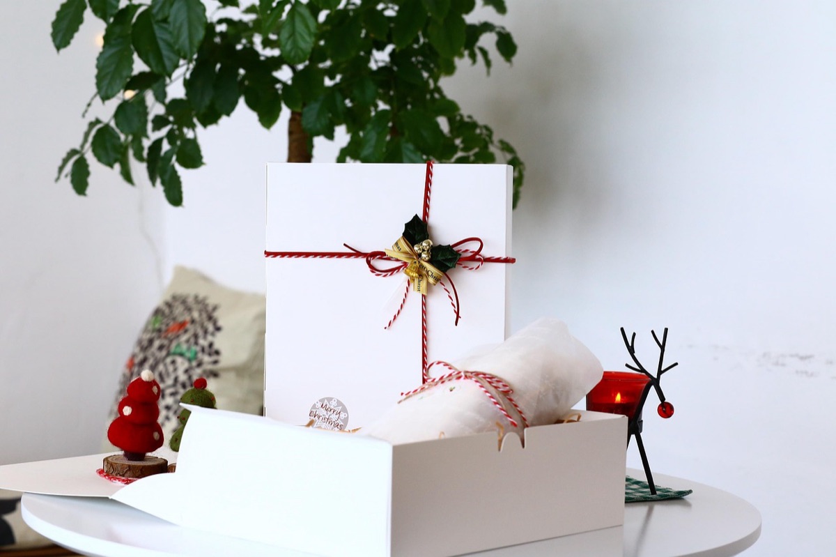 caja de regalo con marca de lujo