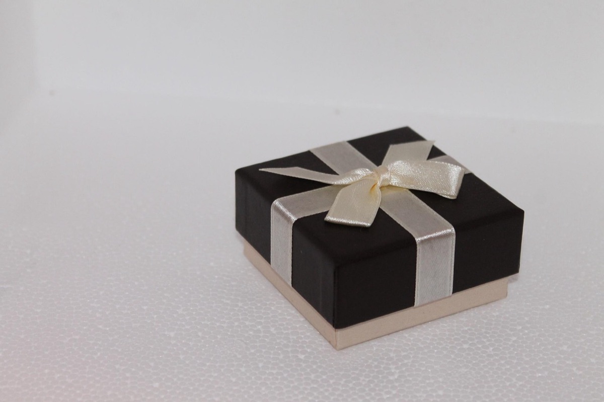 caja de regalo envuelta con cinta