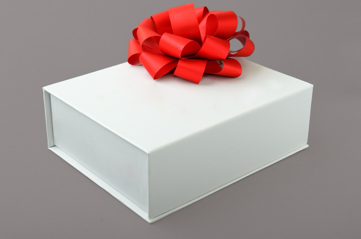 papel para envolver regalo con decoraciones navideñas