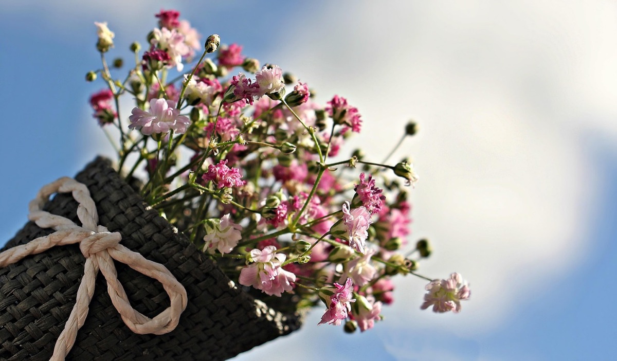 Panier de cadeaux romantique avec chocolats et fleurs