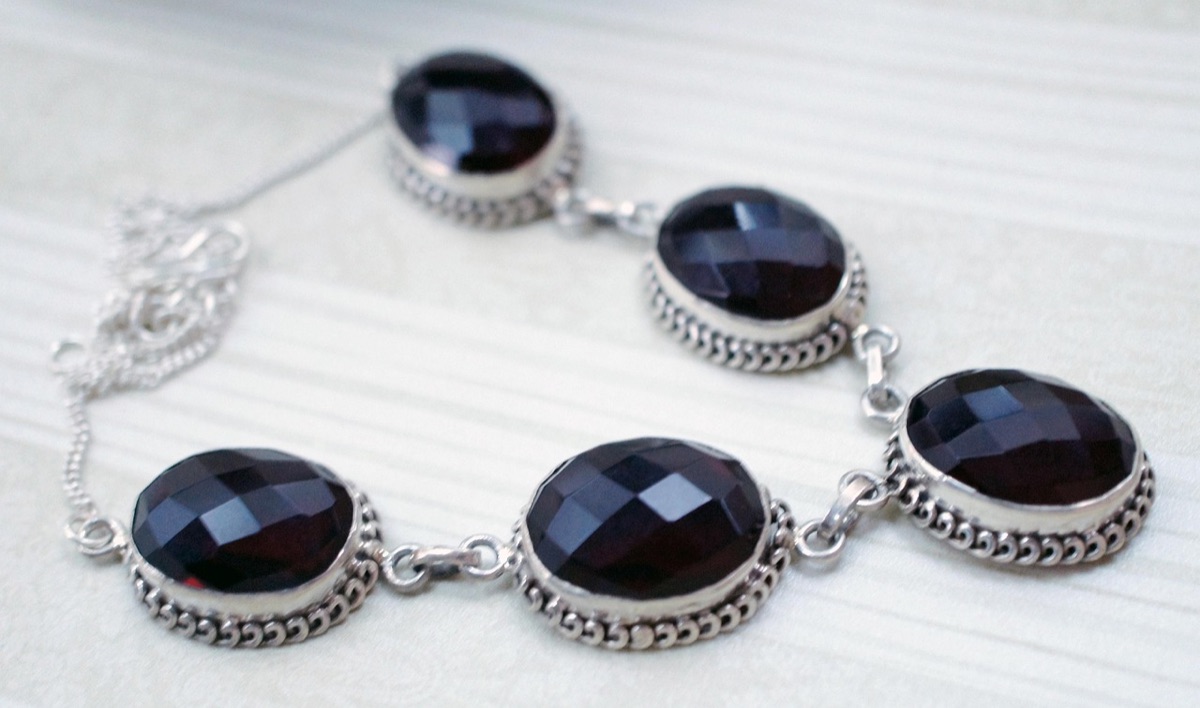 collana d'argento con pendente cristallino