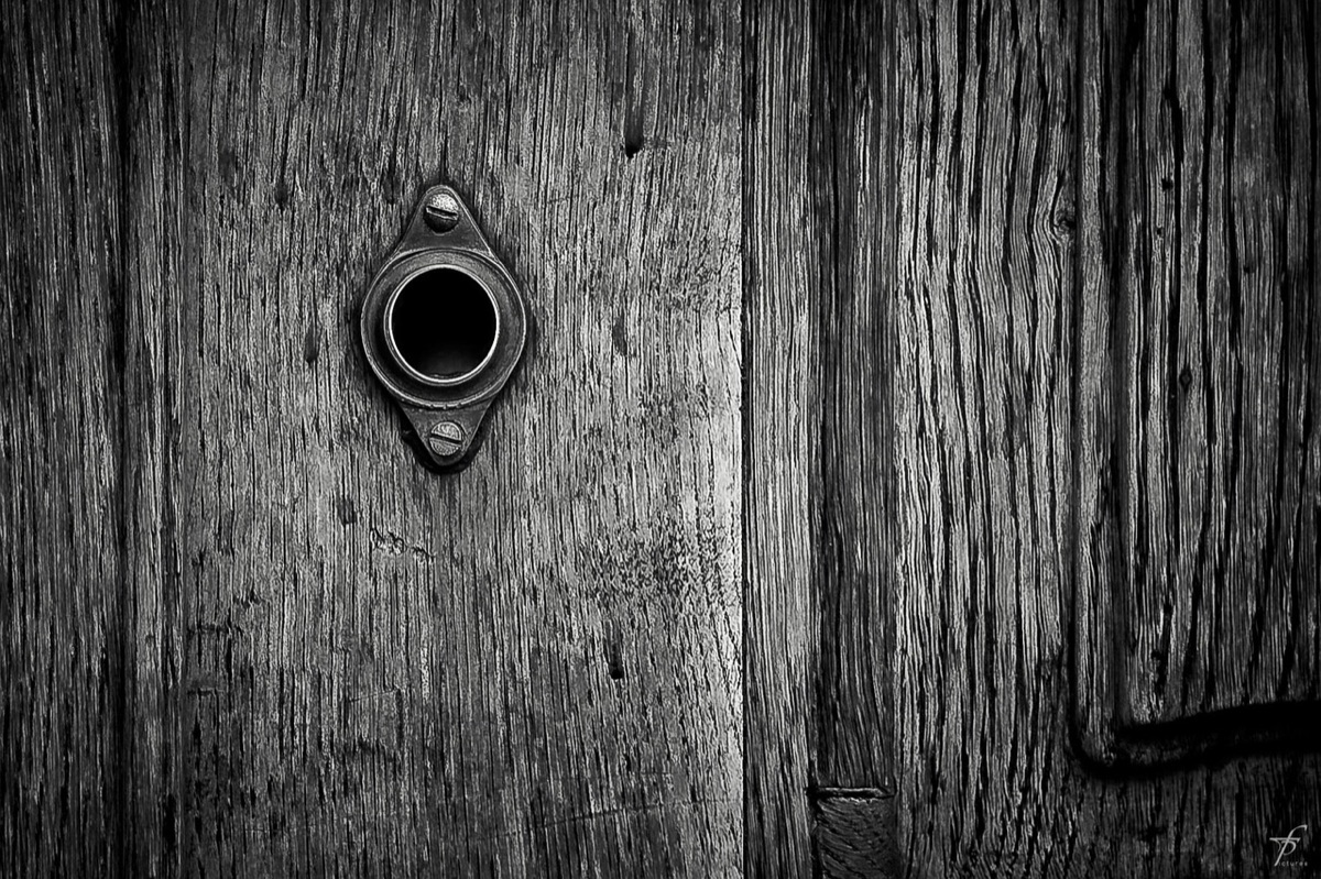 Une clé en bois gravée