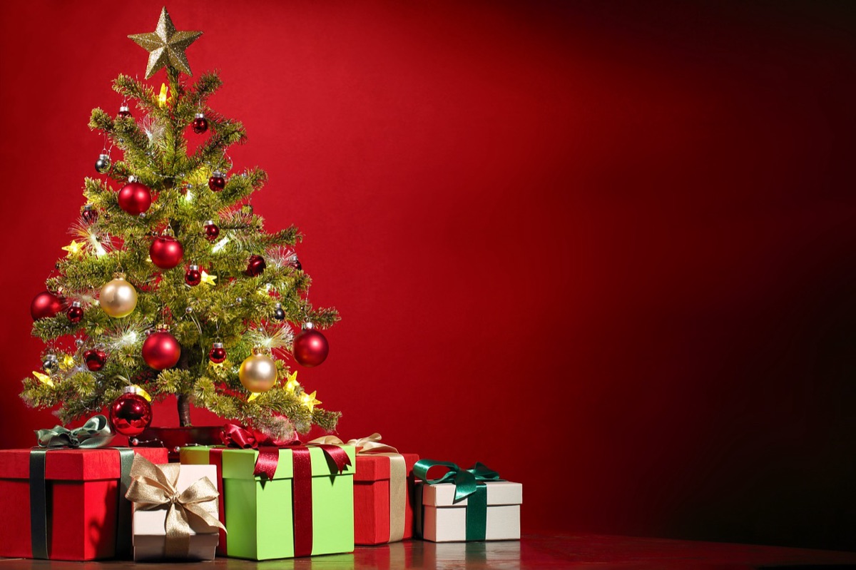 クリスマスプレゼント用の赤いリボン付きギフトボックス
