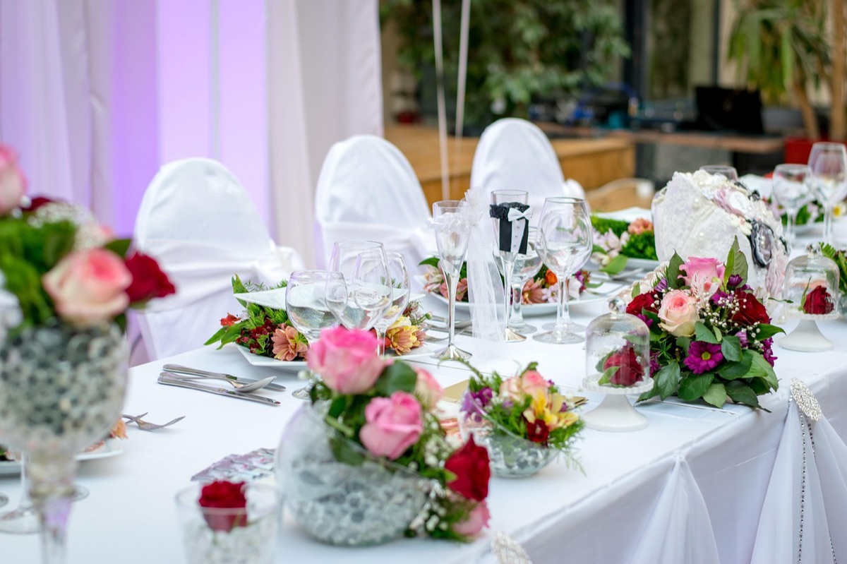 Tisch-Setting für eine Familienfeier mit Geschenken
