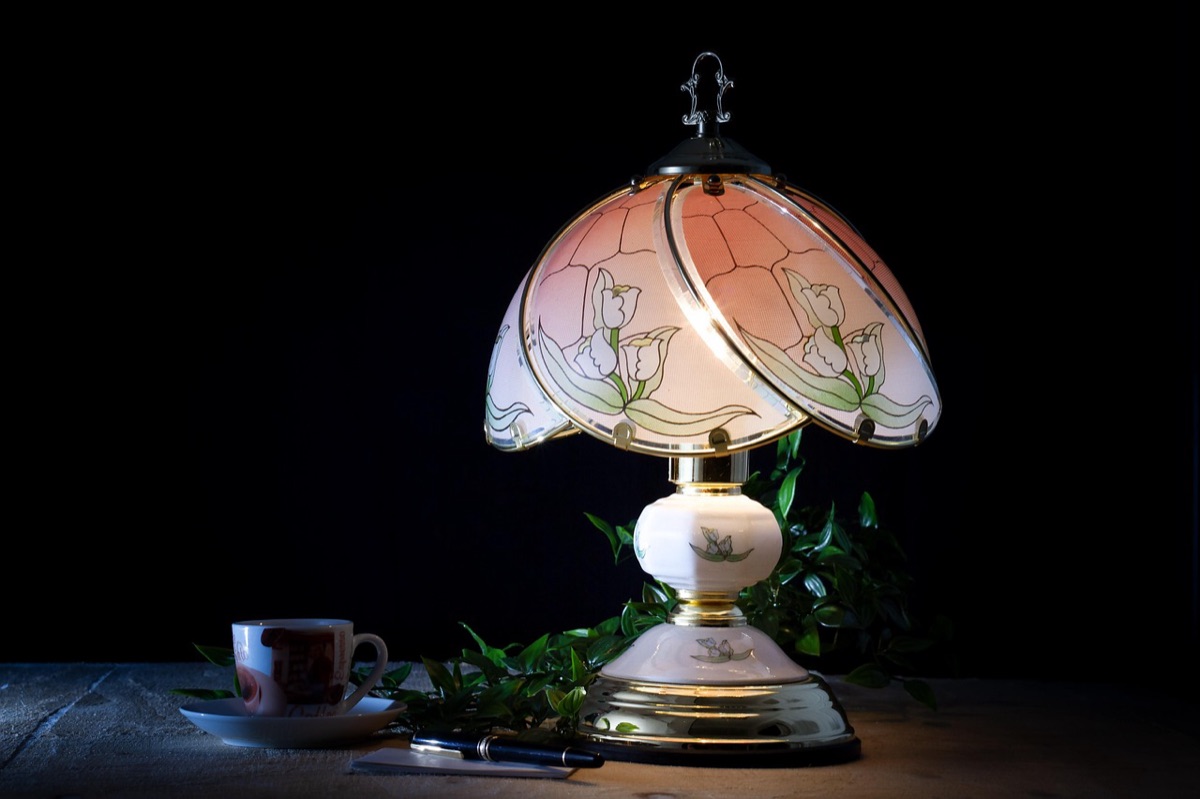 caneta elegante sobre mesa de café